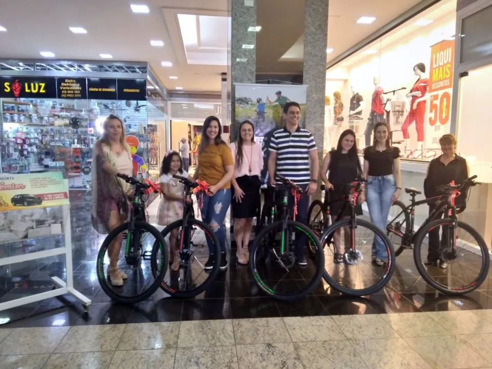 Shopping de Apucarana entrega bicicletas aos ganhadores de concurso