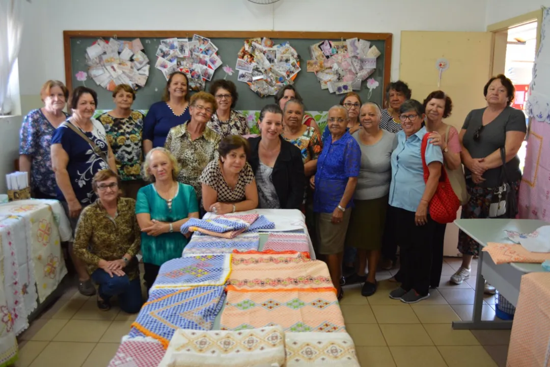 Semas entrega certificados para as alunas do curso de bordado em tecido