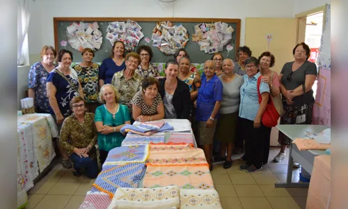 Semas entrega certificados para as alunas do curso de bordado em tecido