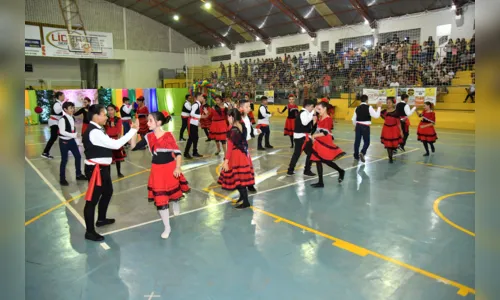 População lota ginásio de esporte de São João do Ivaí para assistir festival de folclore