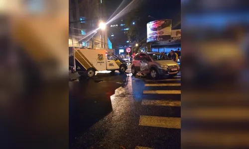 Carro e viatura do IML colidem no centro de Apucarana