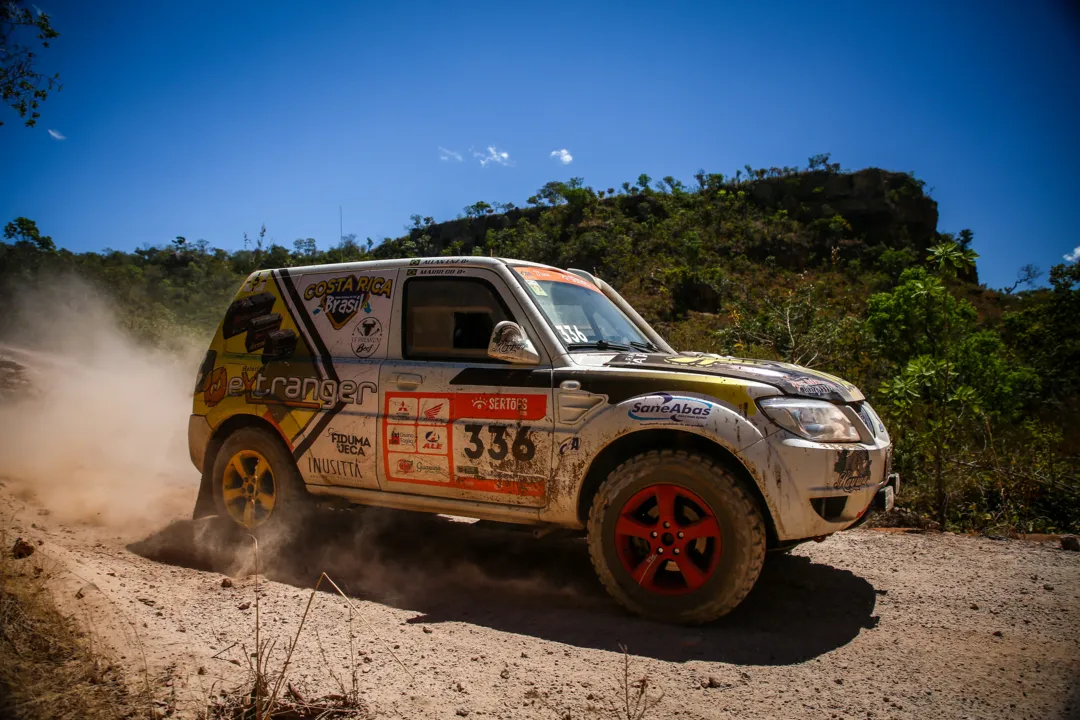 Otávio "Marreco" e Allan Enz, de Apucarana, não conseguiram terminar a 27ª edição do Rally dos Sertões - Foto: José Dias/Fotop