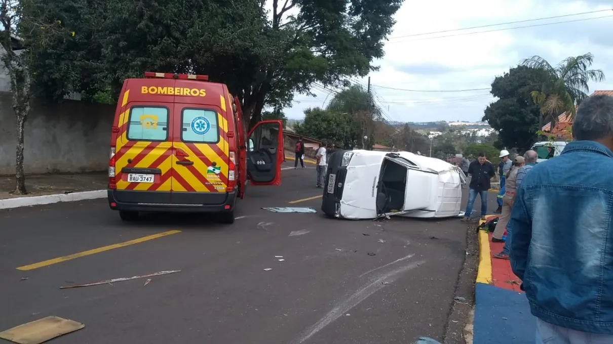 Motorista sofre ferimentos após acidente em Apucarana 