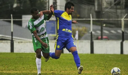 Os jogadores Daniel, do Arapongas, e Everton Charal, do Andraus, disputam lance em Campo Largo - Foto: Gabriel Sawaf - Blog do Rico ao Pobre