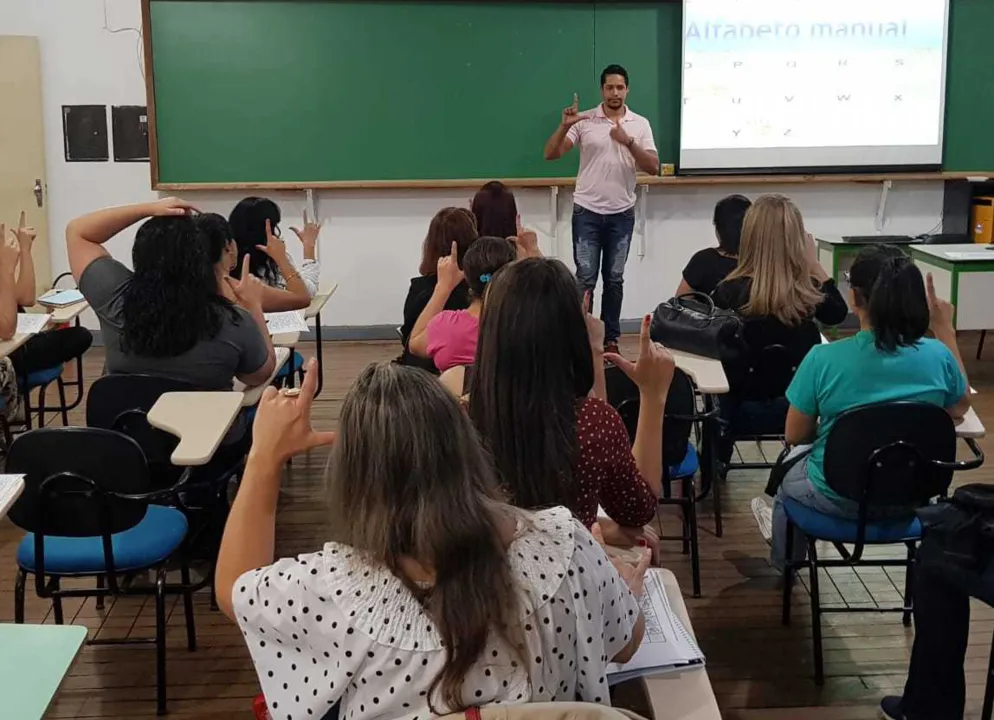Professores da rede municipal de Apucarana participam de curso básico de Libras