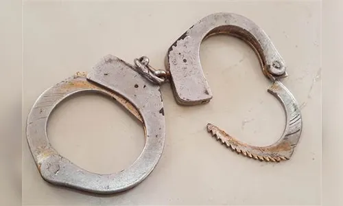 Homem encontra algema, coloca no braço e precisa ser socorrido pelos Bombeiros