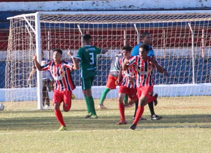 O atacante Pelezinho (1º à esquerda) volta ao time do Apucarana Sports na categoria sub-19 - Foto: Apucarana Sports/Divulgação