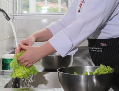 Já parou para pensar se o jeito que você manipula e prepara os alimentos na sua casa é o mais adequado?