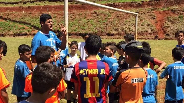 Oscavo de Paula e Silva Junior durante treinamento com os garotos do Projeto Gol na Vida - Foto: Divulgação