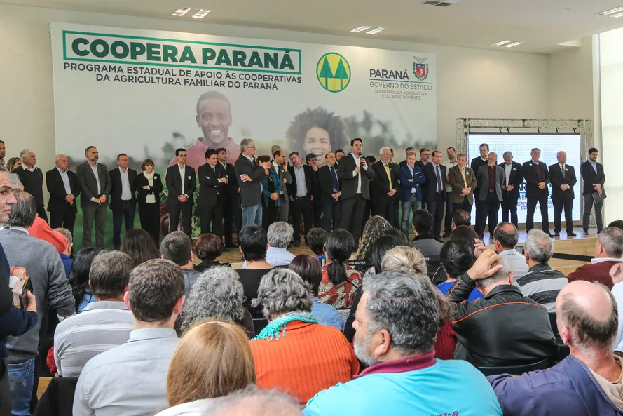 Governador  Ratinho Junior lançou ontem o Programa de Apoio ao Cooperativismo da Agricultura Familiar (Foto: Geraldo Bubniak/AEN)