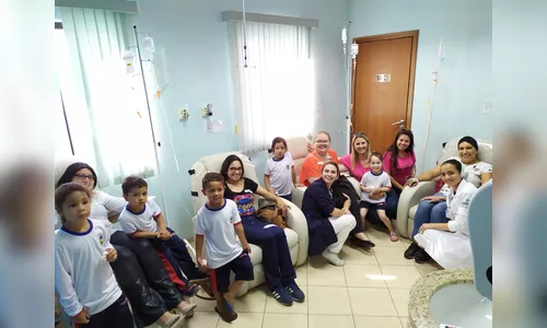 Alunos doam recursos através da venda de latinhas para a construção do setor de radioterapia