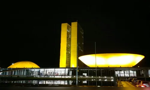 Congresso ganha iluminação amarela em apoio à prevenção ao suicídio