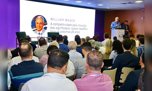 Jornalista Willian Waack encerra 10º Congresso Nacional Moveleiro em Arapongas