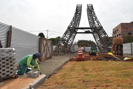 No canteiro de obras avançam os trabalhos de calçamento com peças pré-moldadas (Fotos: Ivan Maldonado)