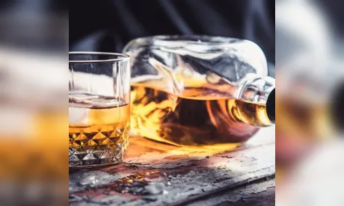 Mulher é agredida pelo namorado por causa de um litro de whisky