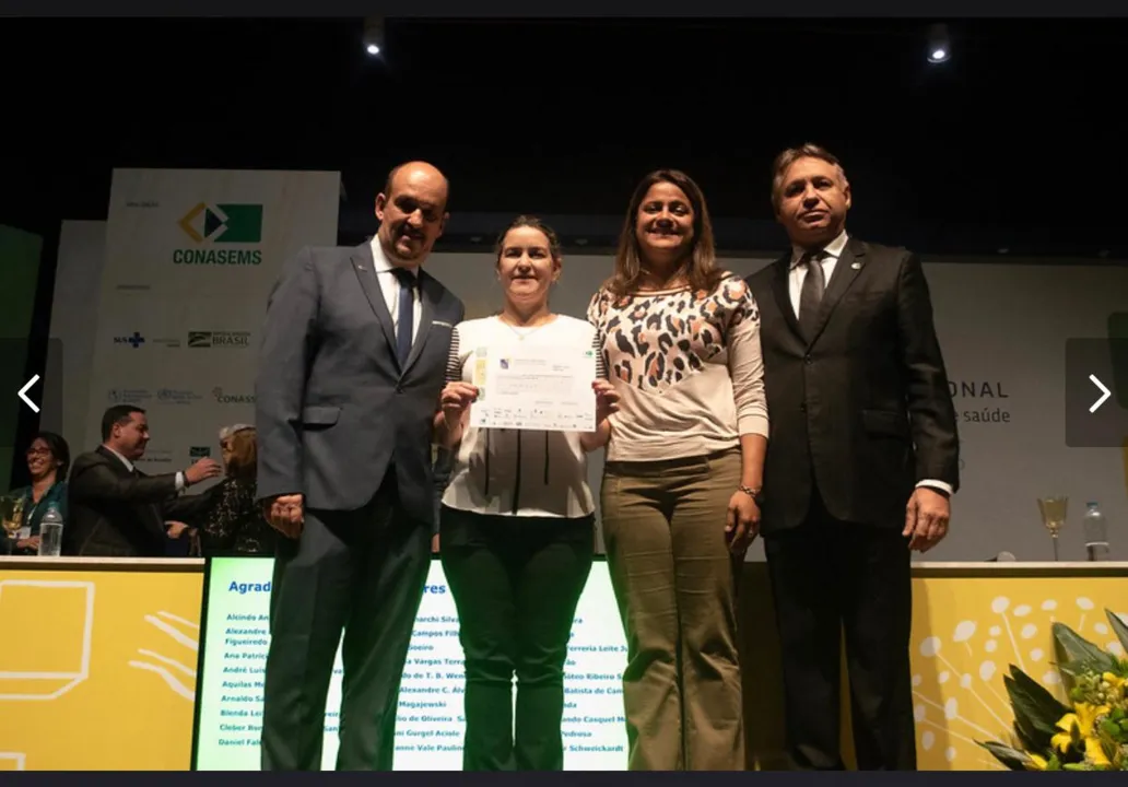 A secretária municipal de Saúde de Jandaia do Sul Elza Maria Ferraz recebendo o certificado de premiação. Foto: Divulgação