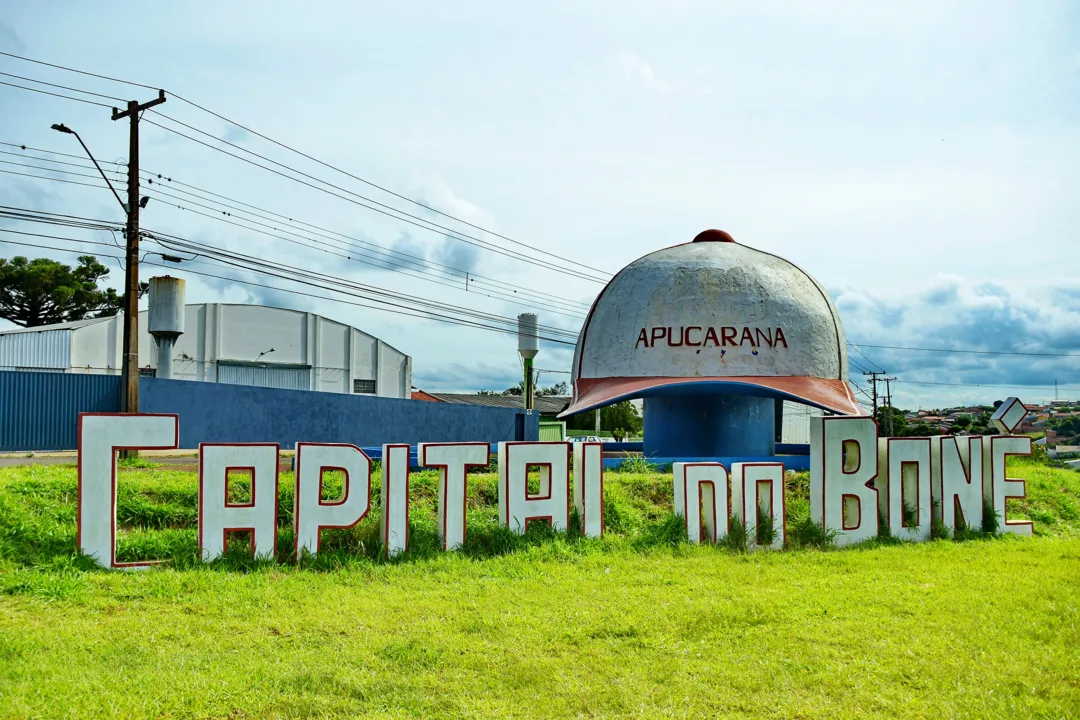 Monumento do Boné - Apucarana produz em média 5 milhões de bonés por mês