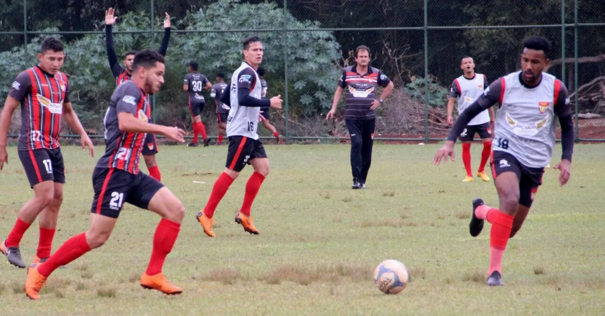 O treinador Claudemir Sturion (ao fundo) deixou o Apucarana Sports nesta segunda-feira de manhã - Foto: Apucarana Sports - Divulgação