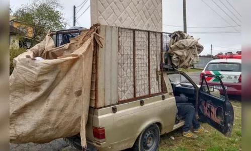 Camionete Chevi 500 é flagrada circulando sem tanque e com galão plástico improvisado