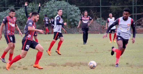 O treinador Claudemir Sturion (ao fundo) deixou o Apucarana Sports nesta segunda-feira de manhã - Foto: Apucarana Sports - Divulgação