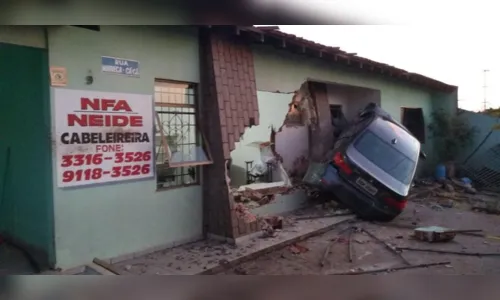 
						
							Carro invade e destrói casa durante a madrugada em Arapongas
						
						