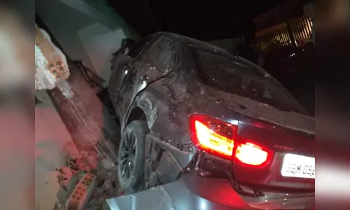 Carro invade e destrói casa durante a madrugada em Arapongas