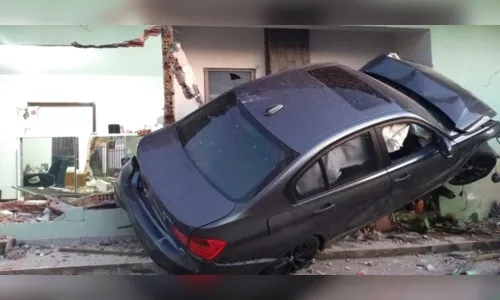 
						
							Carro invade e destrói casa durante a madrugada em Arapongas
						
						