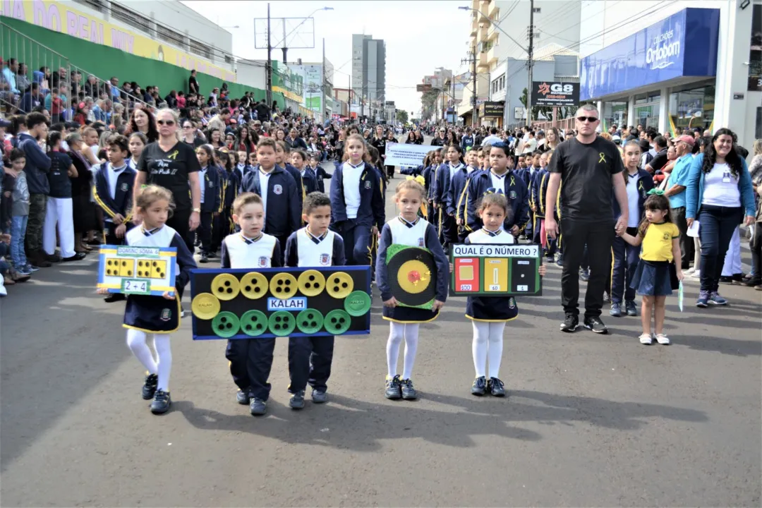 Grande público prestigia Desfile da Independência em Arapongas