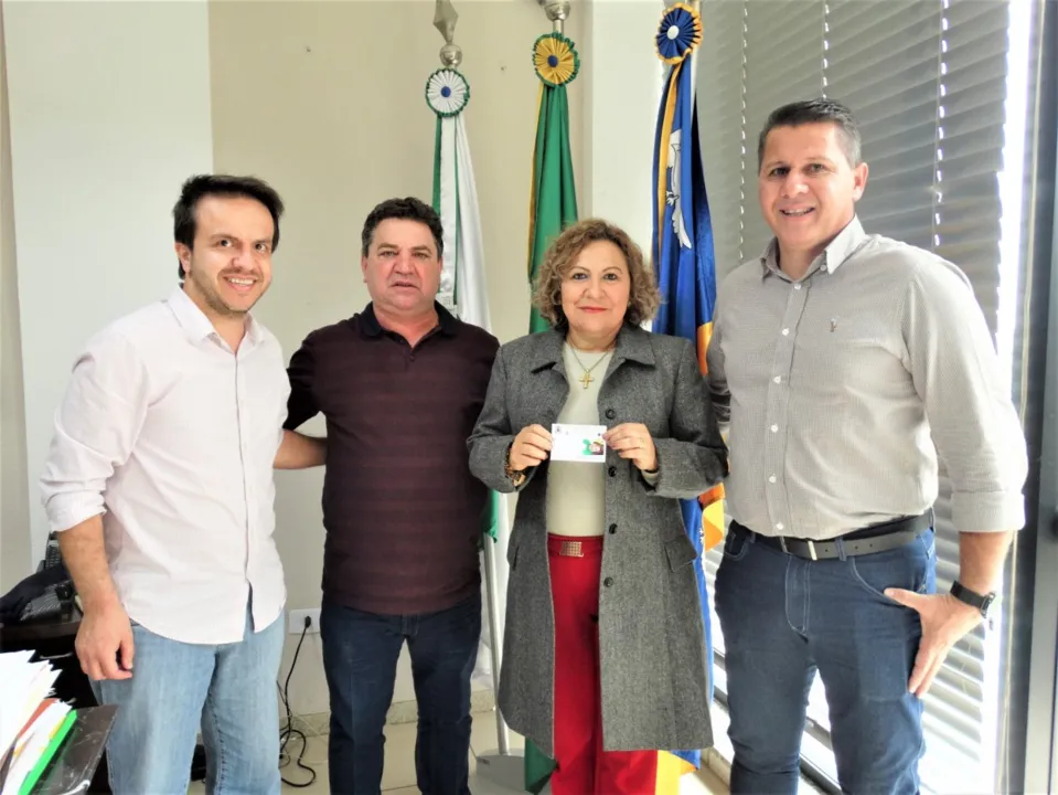 Prefeitura de Arapongas concede primeira carteirinha para portadora de fibromialgia