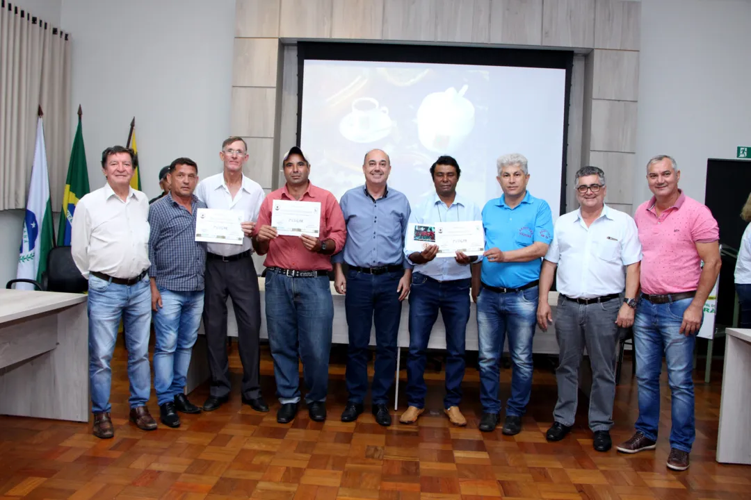 A premiação aconteceu ontem no Salão Nobre da Prefeitura de Ivaiporã. (Foto: Assessoria de Imprensa PMI)