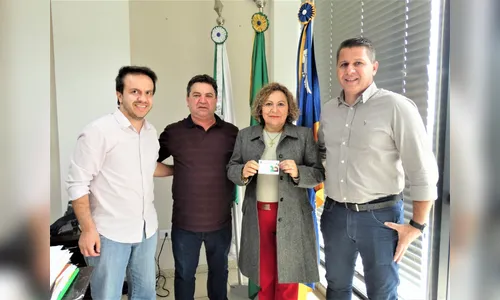 Prefeitura de Arapongas concede primeira carteirinha para portadora de fibromialgia