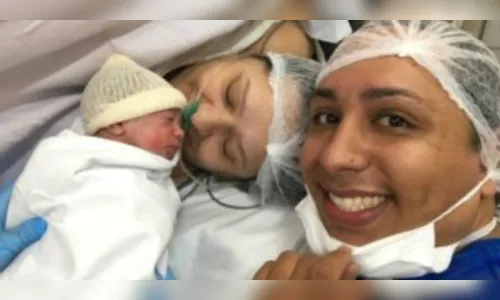 Mulher de 45 anos está grávida dos netos – filho gay será pai de gêmeos