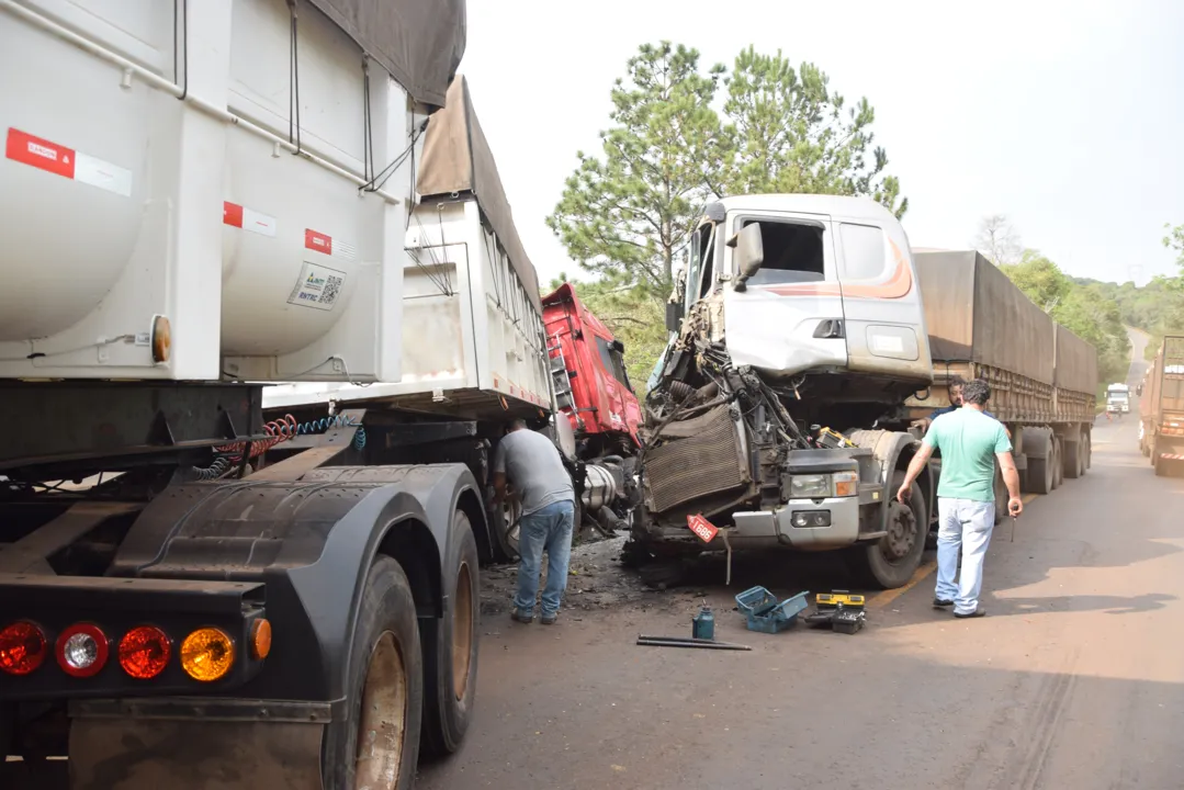 Apesar da gravidade os motoristas das carretas não tiveram ferimentos. (Foto: Ivan Maldonado)