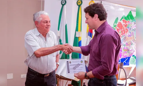Apucarana entrega credencial de nº 5 mil de estacionamento para idoso