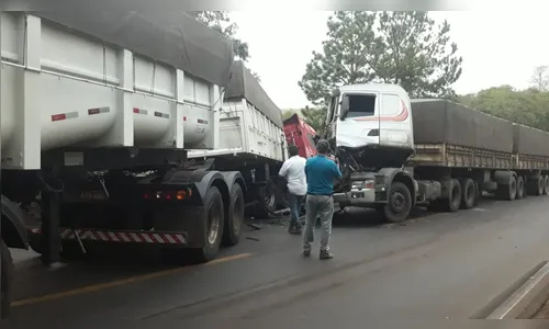 Acidente envolve carretas na PR 466 em Manoel Ribas