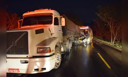 Colisão entre carreta e ônibus escolar de Nova Tebas deixa uma pessoa ferida