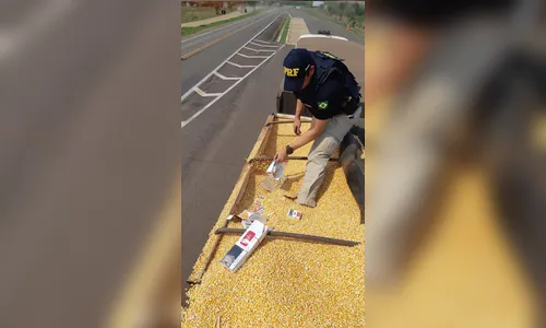 PRF apreende carreta bitrem com R$ 2 milhões em cigarros no Paraná