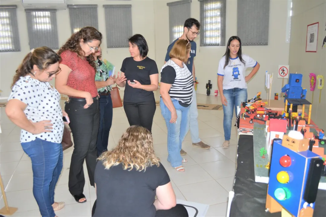 Comitiva de Maringá visita Arapongas para conhecer projeto de robótica