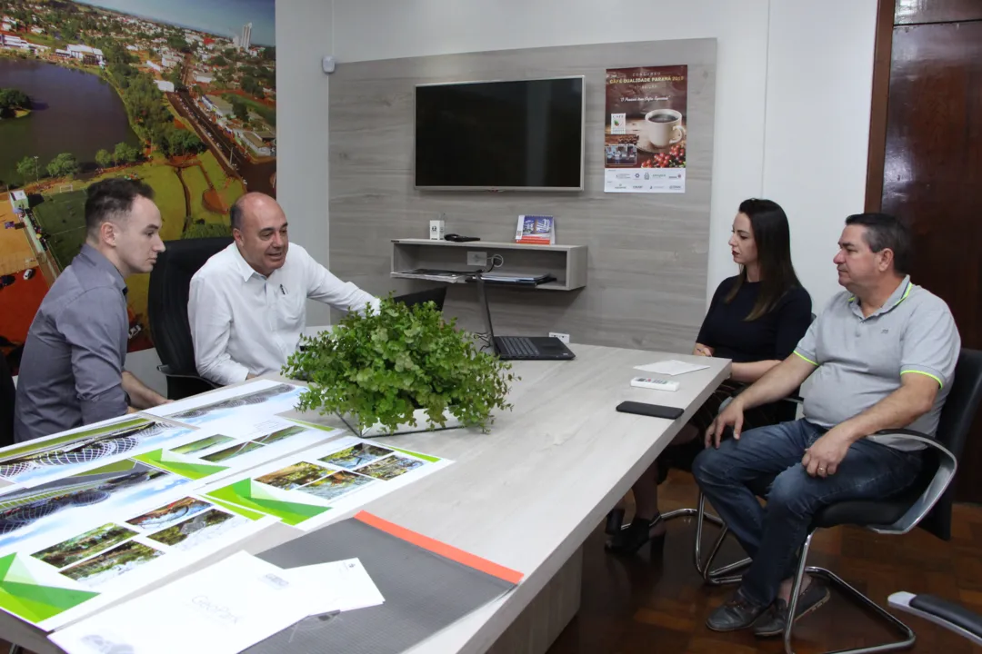Fabiano Bitencourt, Miguel Amaral, Gisele Martins e Alaercio Bufalo durante videoconferência com Microsoft. (Foto: Assessoria de Imprensa Ivaiporã)