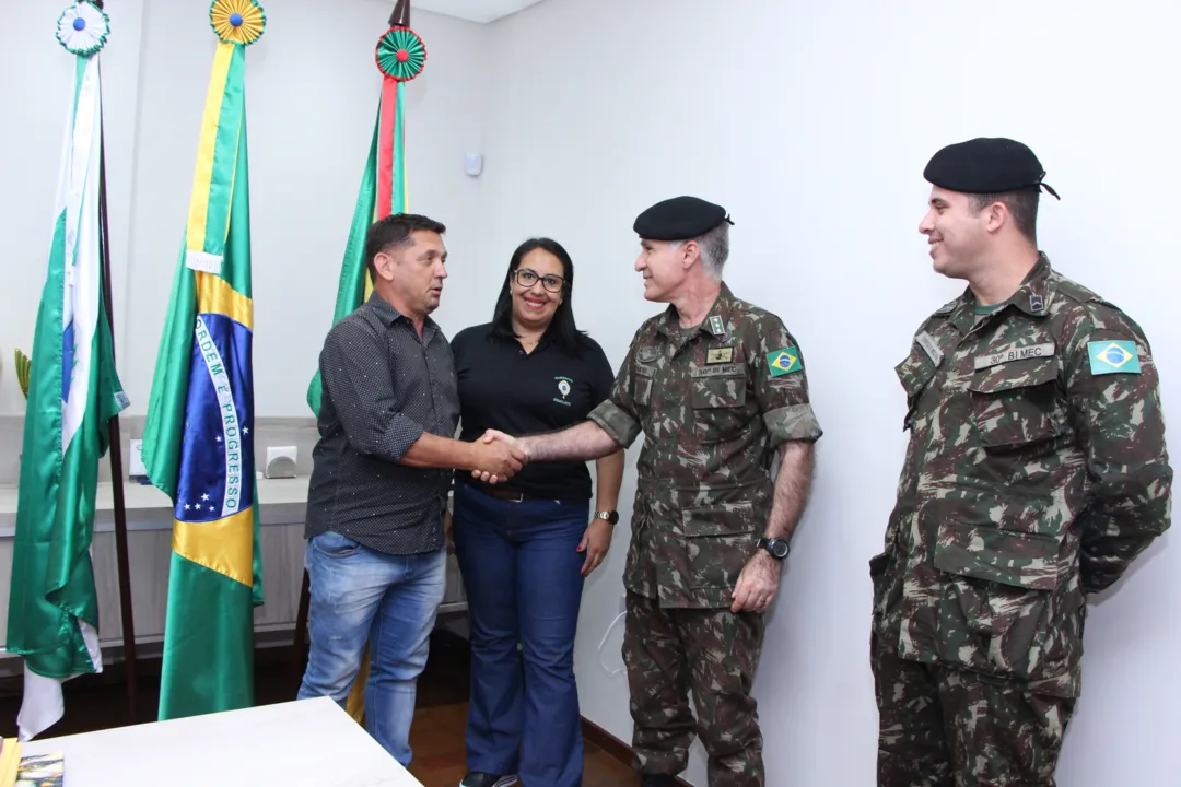 Vice prefeito Ilson Gagliano recebe capitão Repukna e o cabo Henrique Silva. (Foto: Assessoria Prefeitura de Ivaiporã)