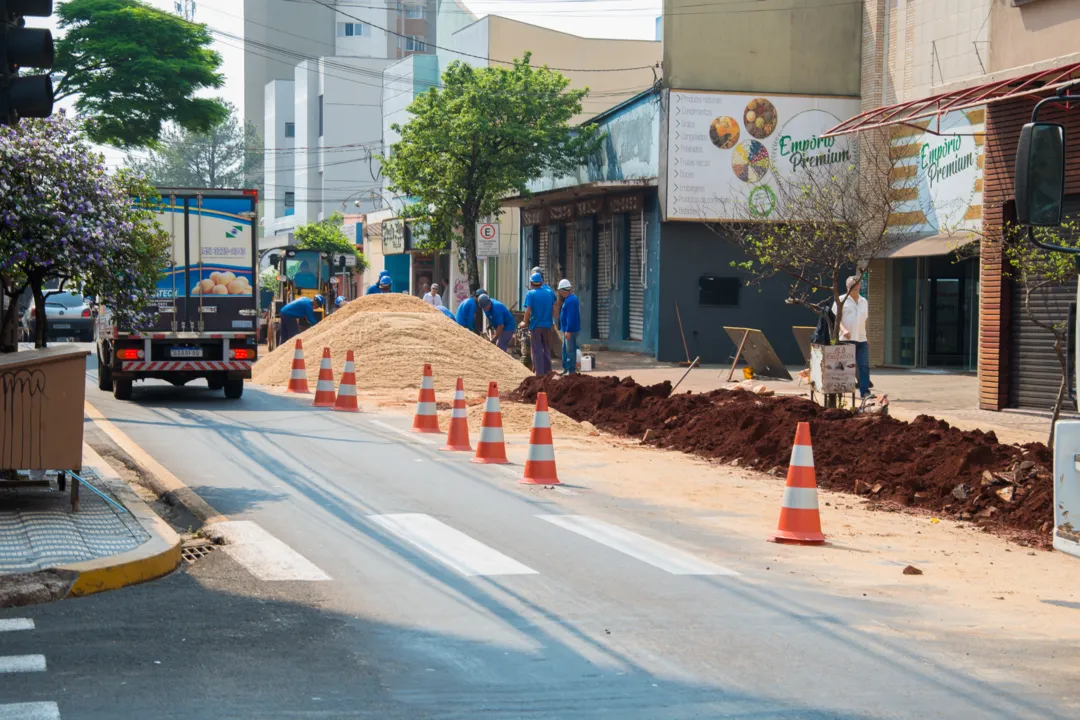 Obras da Sanepar no centro de Apucarana vão levar três meses; motoristas devem redobrar atenção