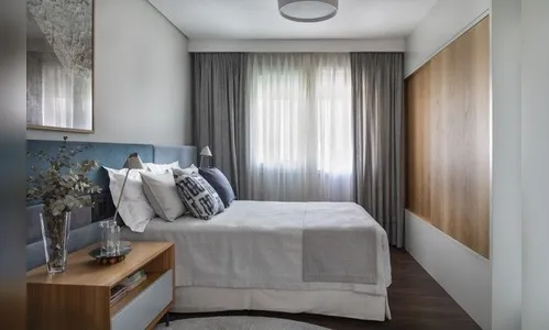 O apartamento alegre de uma mulher que ama cores