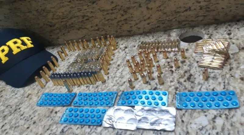 Projéteis e medicamentos importados ilegalmente do Paraguai estavam escondidos em um carro, abordado na BR-277, em Santa Terezinha de Itaipu. (Foto: Agência PRF)