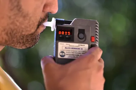 O grau de ingestão alcoólica de um motorista é aferido pelo teste do bafômetro. (Foto:  André Borges/Agência Brasília)