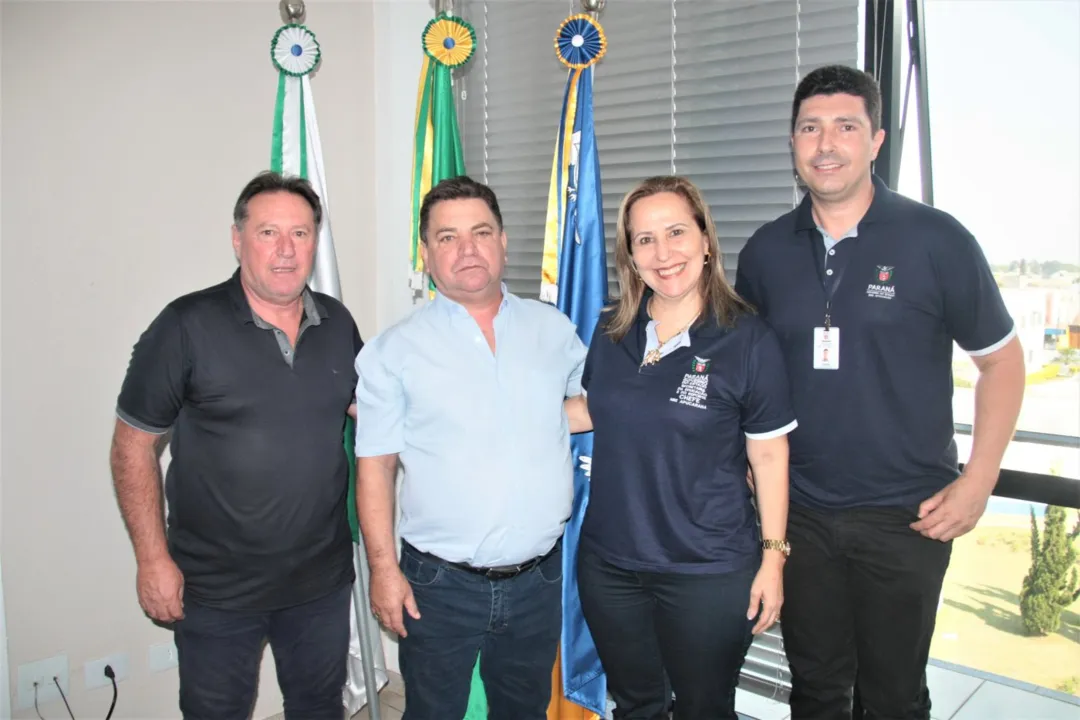 Altair Sartori, secretário de esporte de Arapongas, o prefeito Sérgio Onofre, a chefe do NRE, de Apucarana, Cristiane Rossetti e o coordenador de Educação Física do NRE, Robson Desiderá - Foto: Divulgação