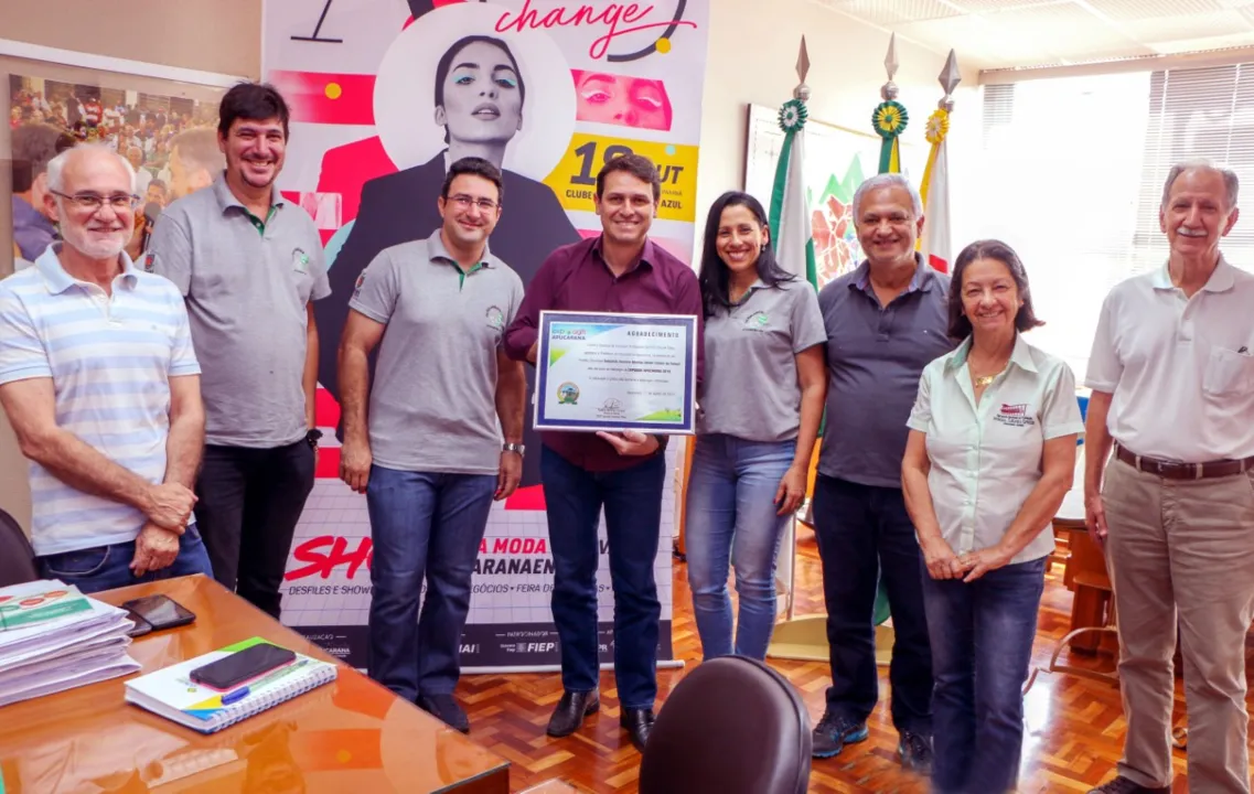 Colégio Agrícola entrega placa de agradecimento a Junior da Femac