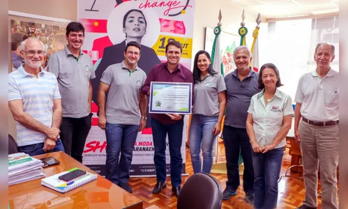 Colégio Agrícola entrega placa de agradecimento a Junior da Femac