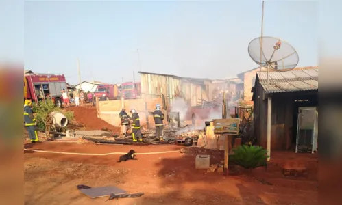 Casal perde tudo após incêndio em barraco de madeira
