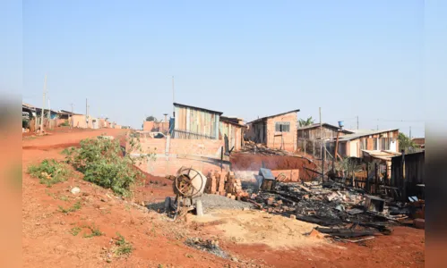 
						
							Casal perde tudo após incêndio em barraco de madeira
						
						