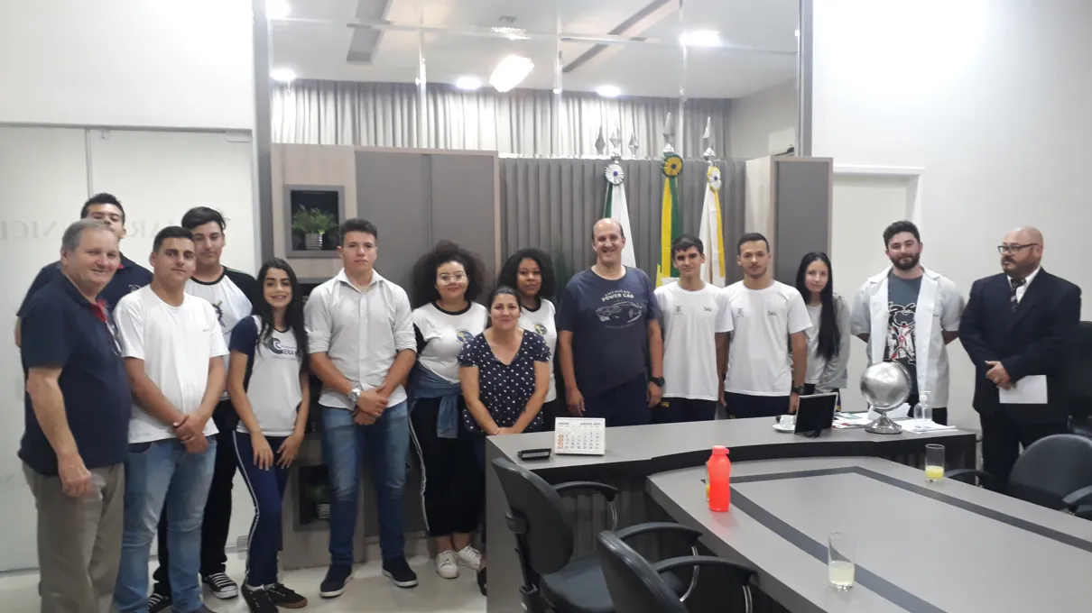 Jovens em visita à Câmara de Apucarana